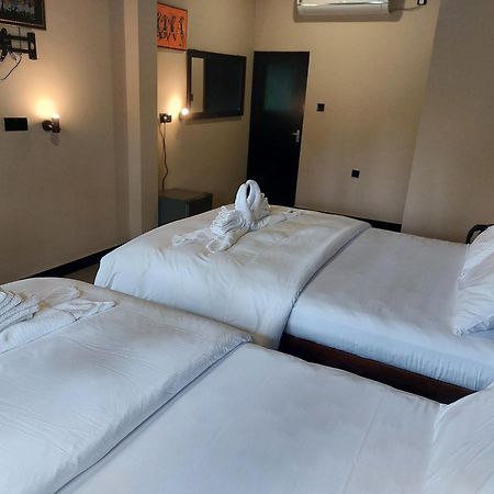 Edwin'S Airport Garden Bed & Breakfast Negombo Bagian luar foto