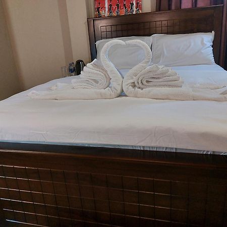 Edwin'S Airport Garden Bed & Breakfast Negombo Bagian luar foto