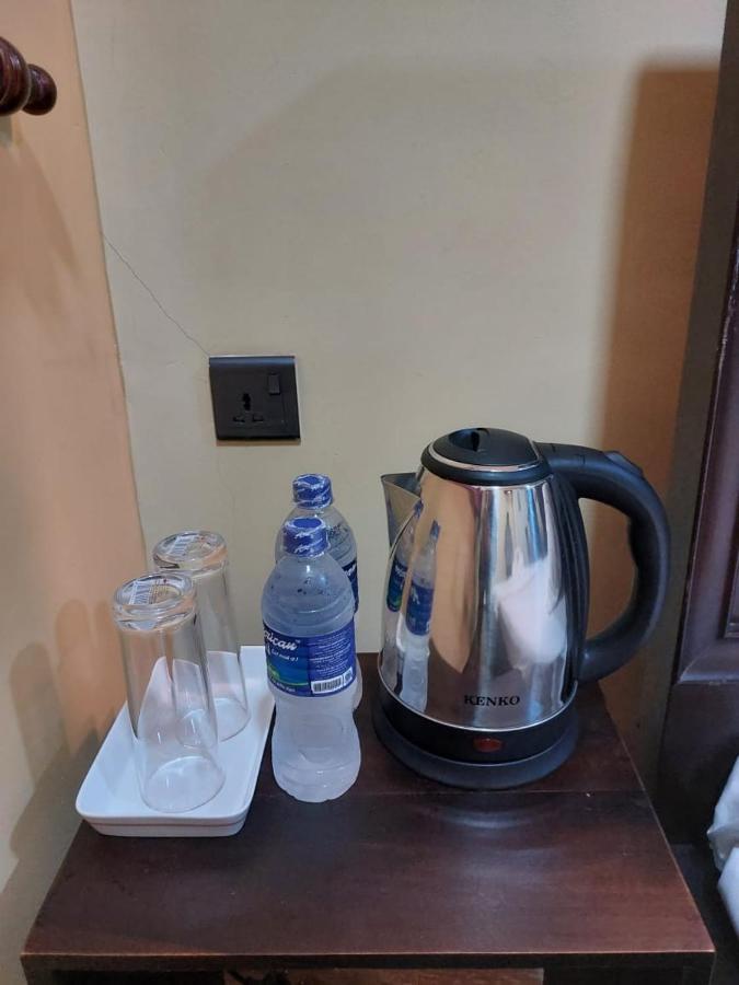 Edwin'S Airport Garden Bed & Breakfast Negombo Bagian luar foto
