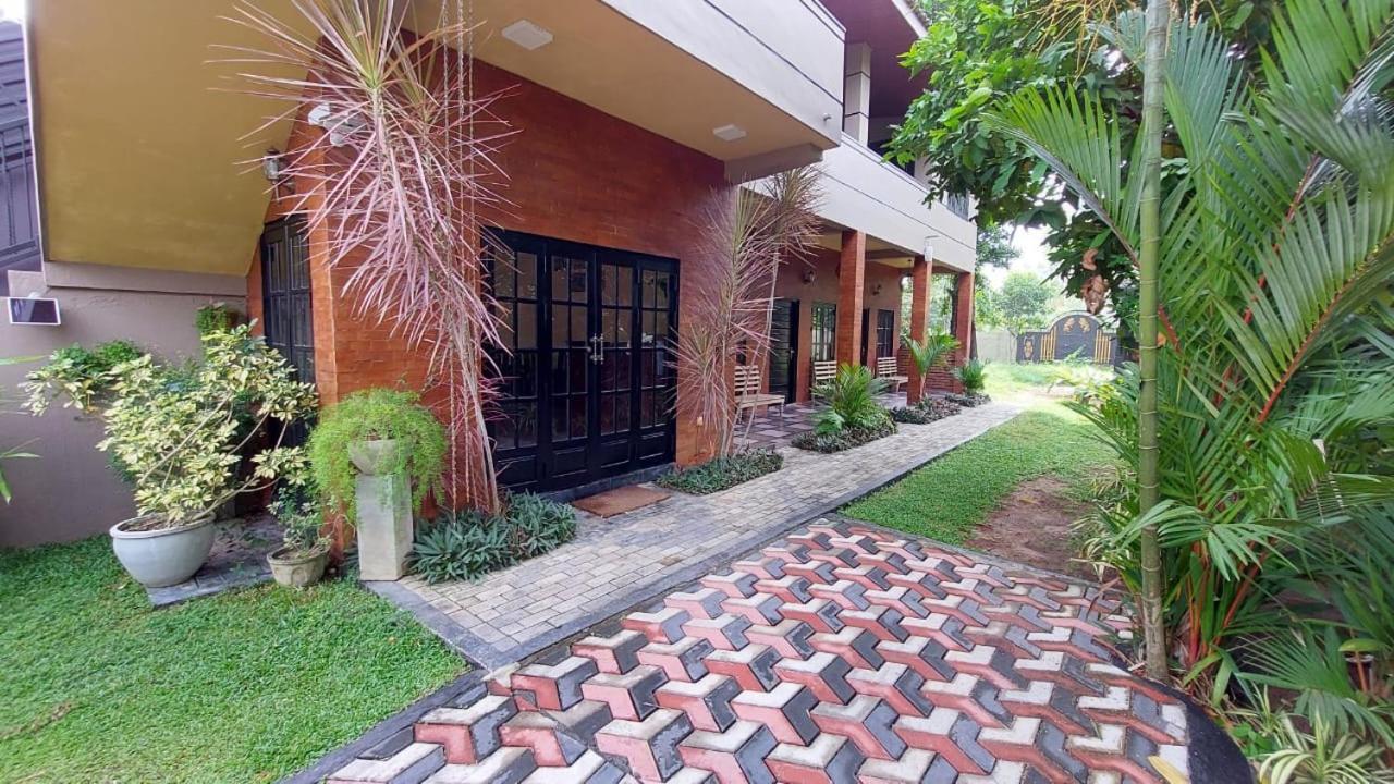 Edwin'S Airport Garden Bed & Breakfast Negombo Bagian luar foto