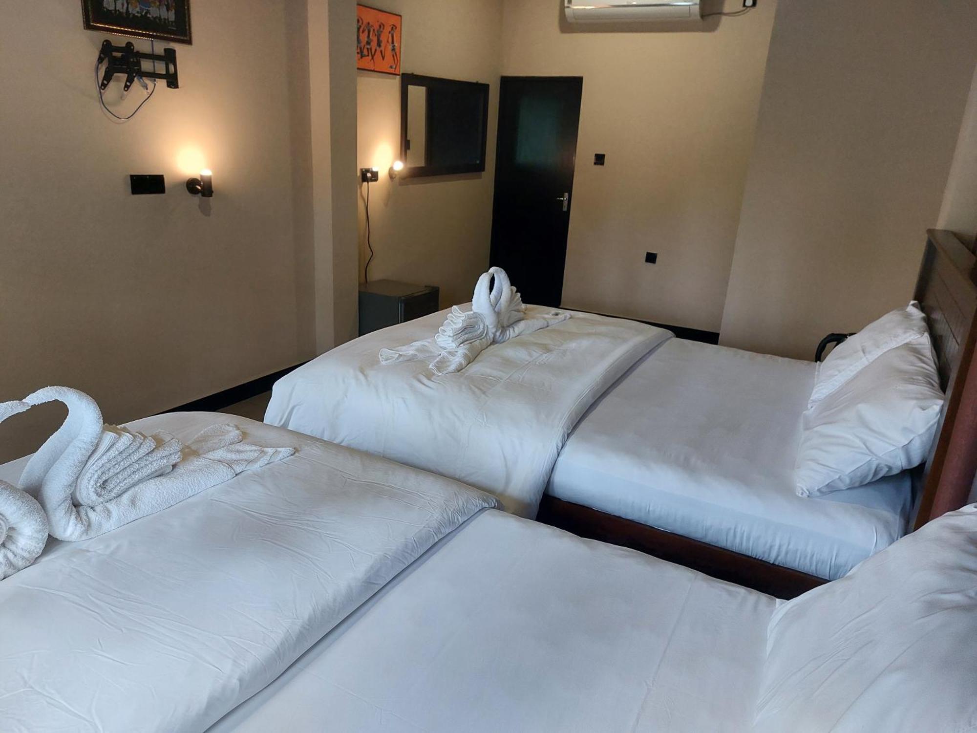 Edwin'S Airport Garden Bed & Breakfast Negombo Bagian luar foto